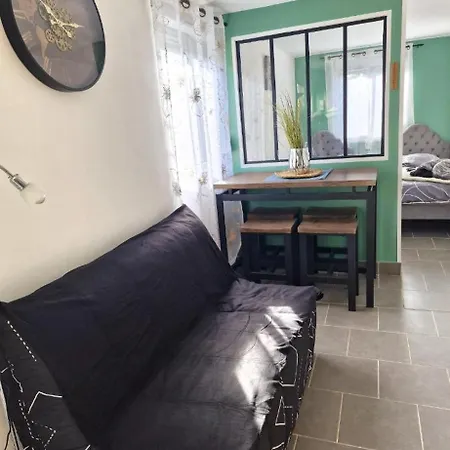 مكان تخييم La Jonquiere Landouzy-la-Cour