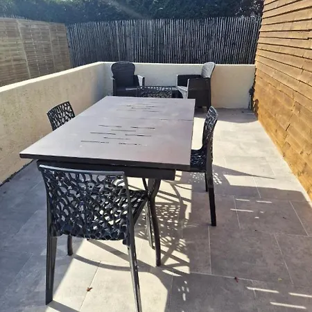 مكان تخييم La Jonquiere *